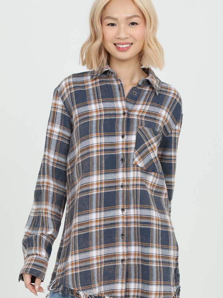 B2U78-SD48 CAMICIA A QUADRI CON ORLO SFRANGIATO E BOTTONI per la vendita all'ingrosso da parte di ANGIE