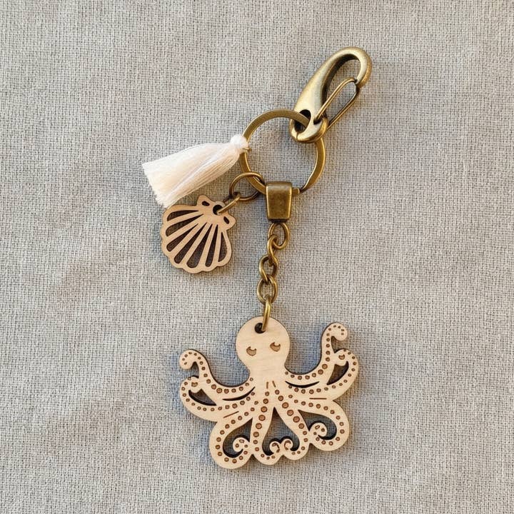 Bijou de sac en bois massif gravé – Pieuvre – Thème marin pour la vente par LILLADREY