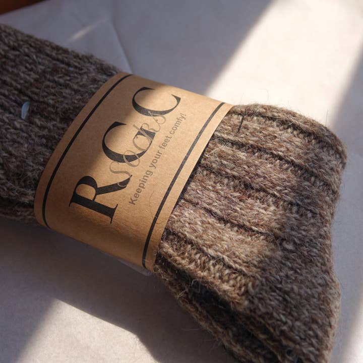 By The Mountain - Portuguese Handmade Footwear - Vendita all'ingrosso Calzini - Unisex - Calze in alpaca marroni | calze di lana | calze invernali1