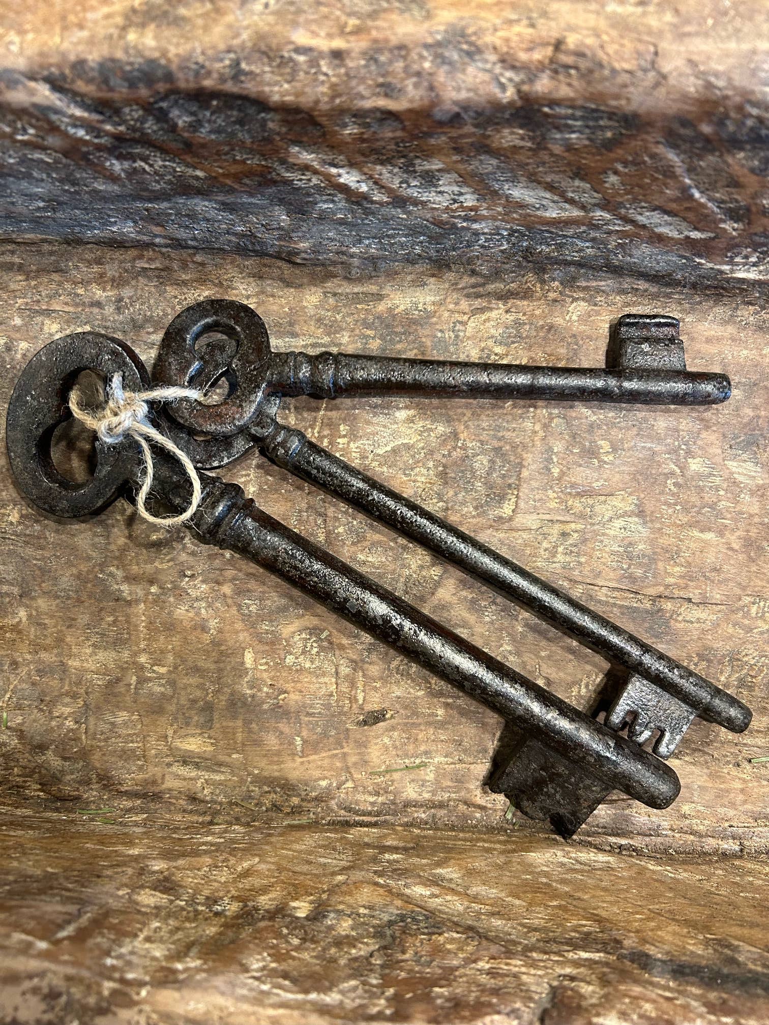 Asia West - Venta al por mayor Artículo decorativo de mesa -  Llaves Skelton de hierro fundido (juego de 3)10