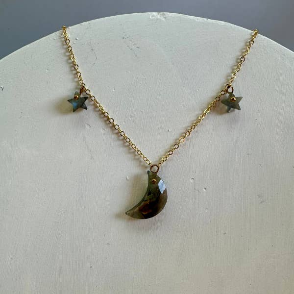 Skaberen af Stars & Moons halskæde for engroshandel hos She's Crafty AVL