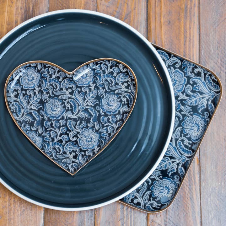 Metalen hartvormige schaal met emaille Kalamkari, gouden rand voor wholesale door Maison Lilo