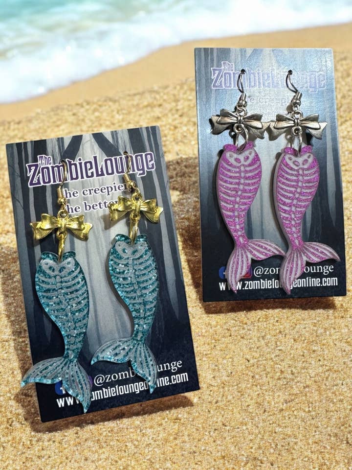 Oorbellen met skelet-zeemeerminstaart voor wholesale door Zombie Lounge Bootique