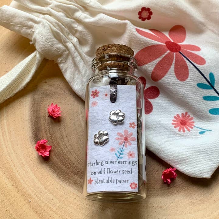 Boucles d'oreilles en bouteille en argent sterling à imprimé patte avec sac en coton pour la vente par Ginger & Roo