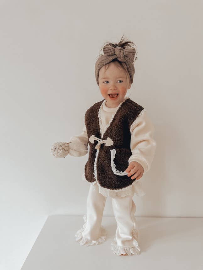 Annie & Charles – Engroshandel Vest - Børn – Annie & Charles® blød vest med teddyfleece og blondekanter1