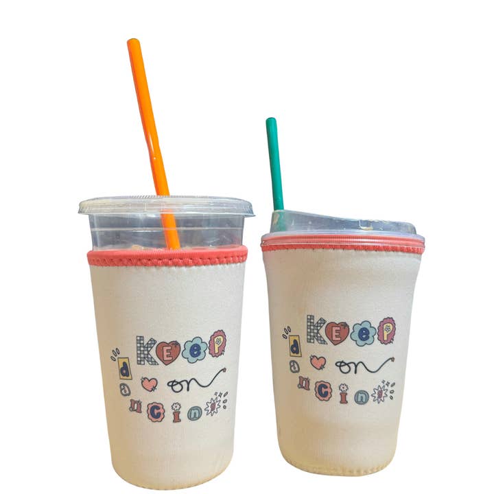 Pochette à café glacé Keep On Dancing Pink & Cream pour la vente par Maddie Green Designs