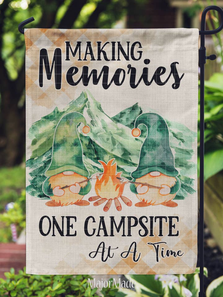 Bandiera da giardino - Bandiera da campeggio con gnomi per la vendita all'ingrosso da parte di MajorMade Design Co