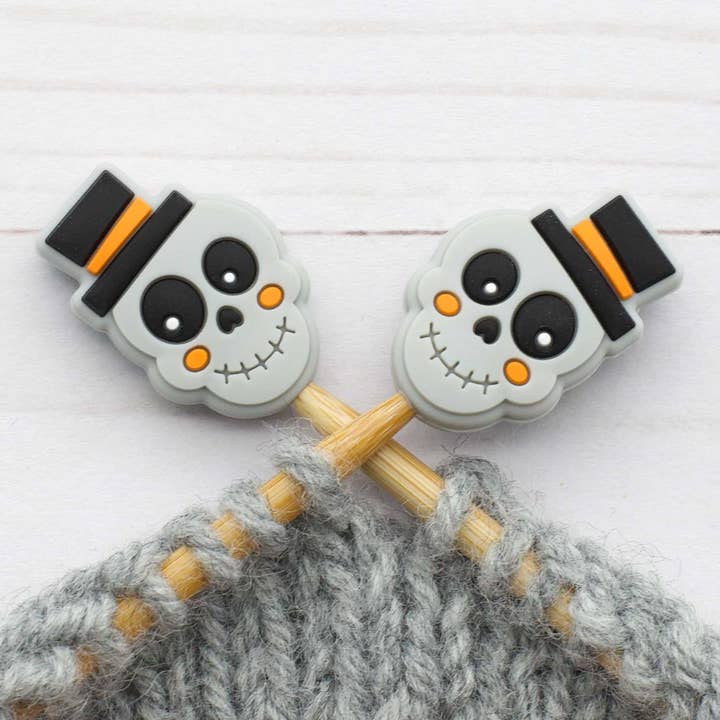 Crâne d'Halloween | Arrêteurs de mailles pour la vente par Fox & Pine Stitches