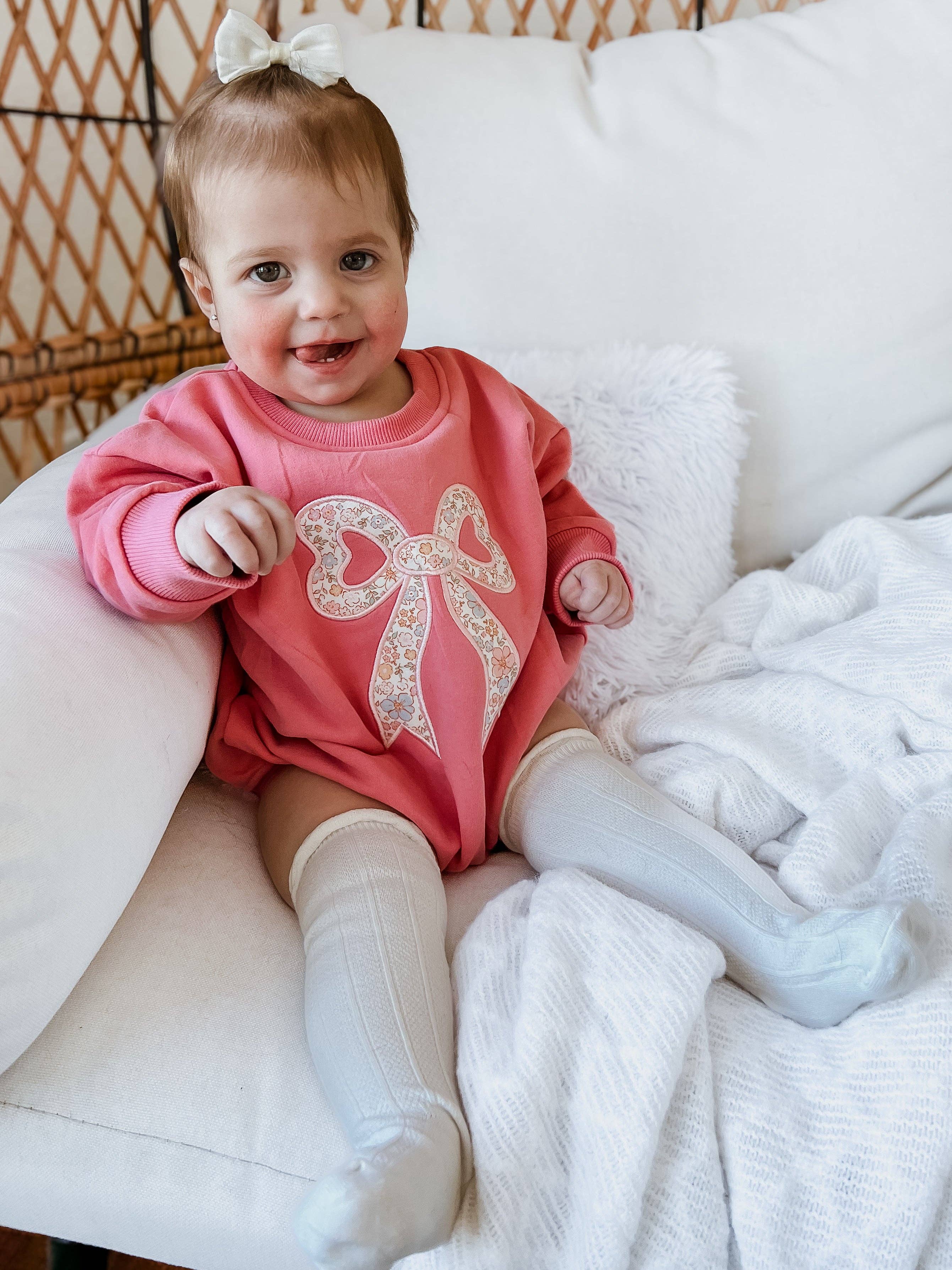 Little Joy Co. - Vendita all'ingrosso Tutina (senza piedini) - Neonati - Tutina felpata con fiocco floreale applicato2