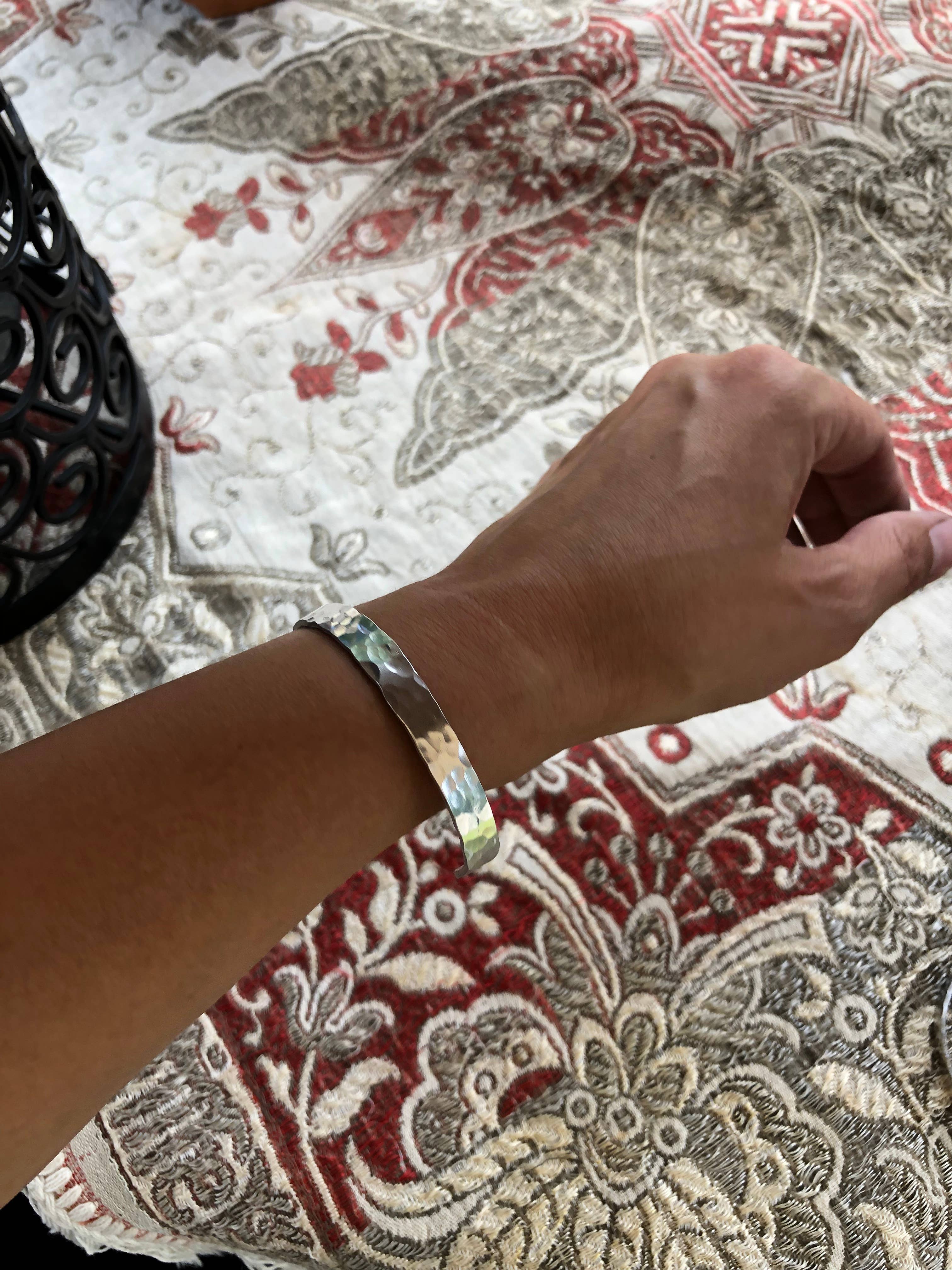 Rising Dawn Boutique – Großhandel Manschettenarmband – Dünne silberne gehämmerte Manschette6