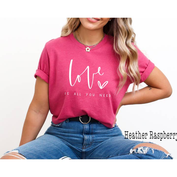 Camiseta Love is All You Need, camisa de dia dos namorados, dia dos namorados por atacado de Tee Story