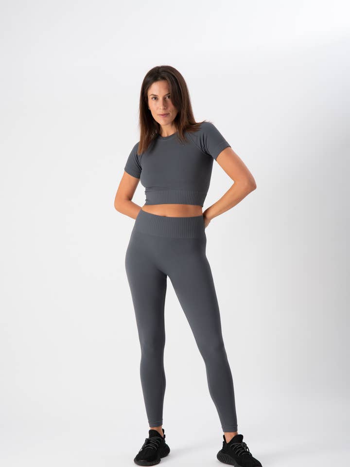Completo Sportivo Donna in Tessuto Tecnico – Cross Crop Top + Leggings Iron | Heart and Soul for wholesale by HEART and SOUL