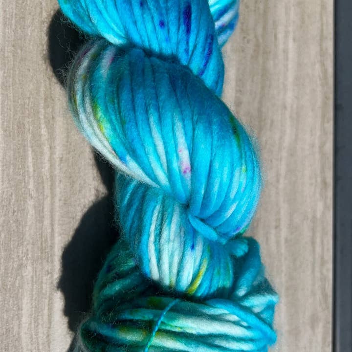 Honey and Clover Knits, LLC - Venta al por mayor Hilos - Hilo teñido a mano | hilo supervoluminoso | hilo de lana merino teñido a mano | lana teñida indie | Blue Bayou3