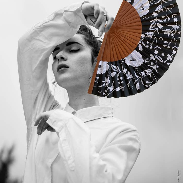 Tusitala Barcelona - Wholesale Handheld Folding Fan - Manuela Fan - Made of Wood and Cotton1