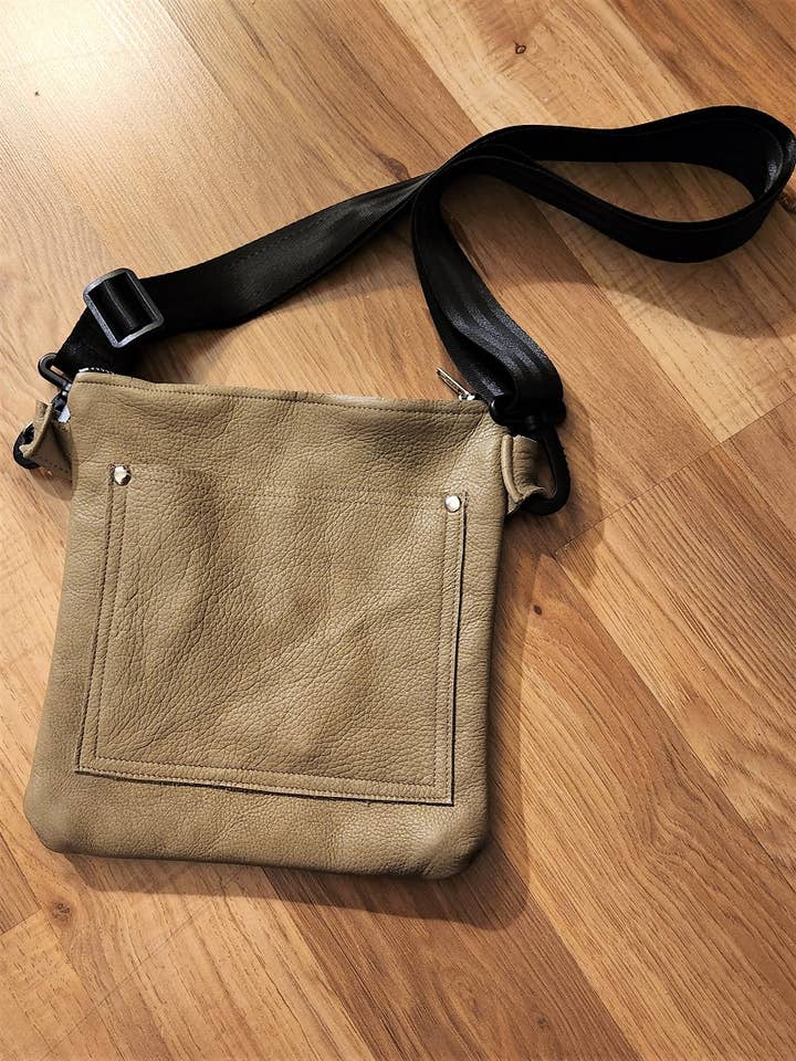 Sac à bandoulière en cuir vert clair pour la vente par Shift Clothier, Inc.
