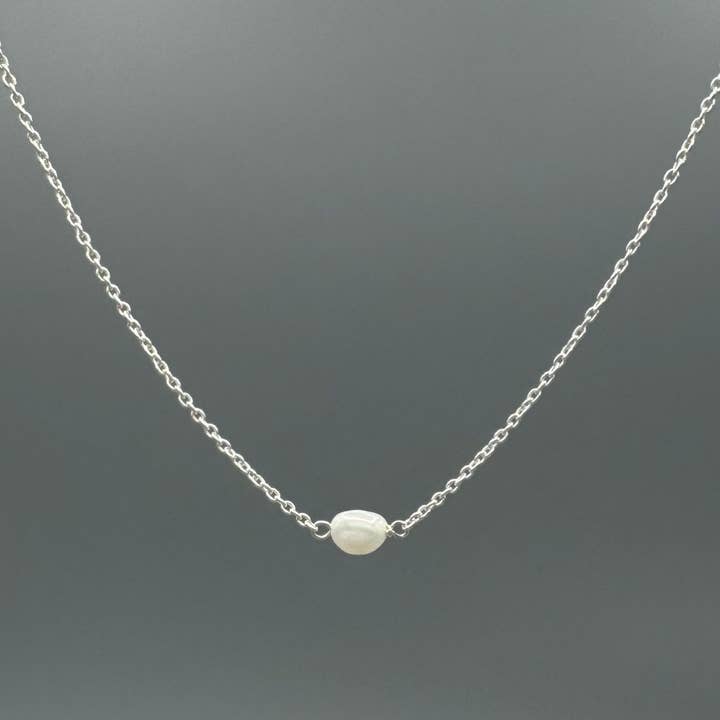 Collana Mini con Perle Laterali per la vendita all'ingrosso da parte di Something Silver