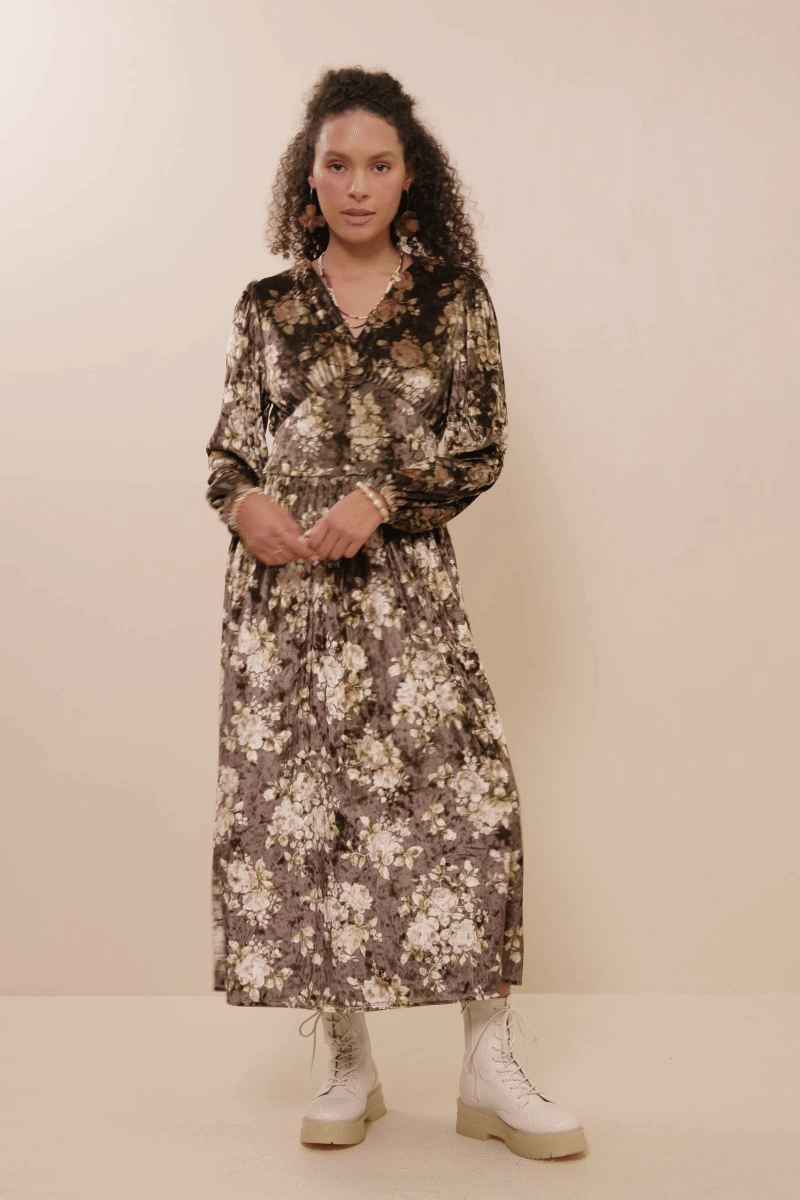 Castanho Vestido de Veludo Floral com Decote em V para Mulheres para venda a revendedores na Faire1