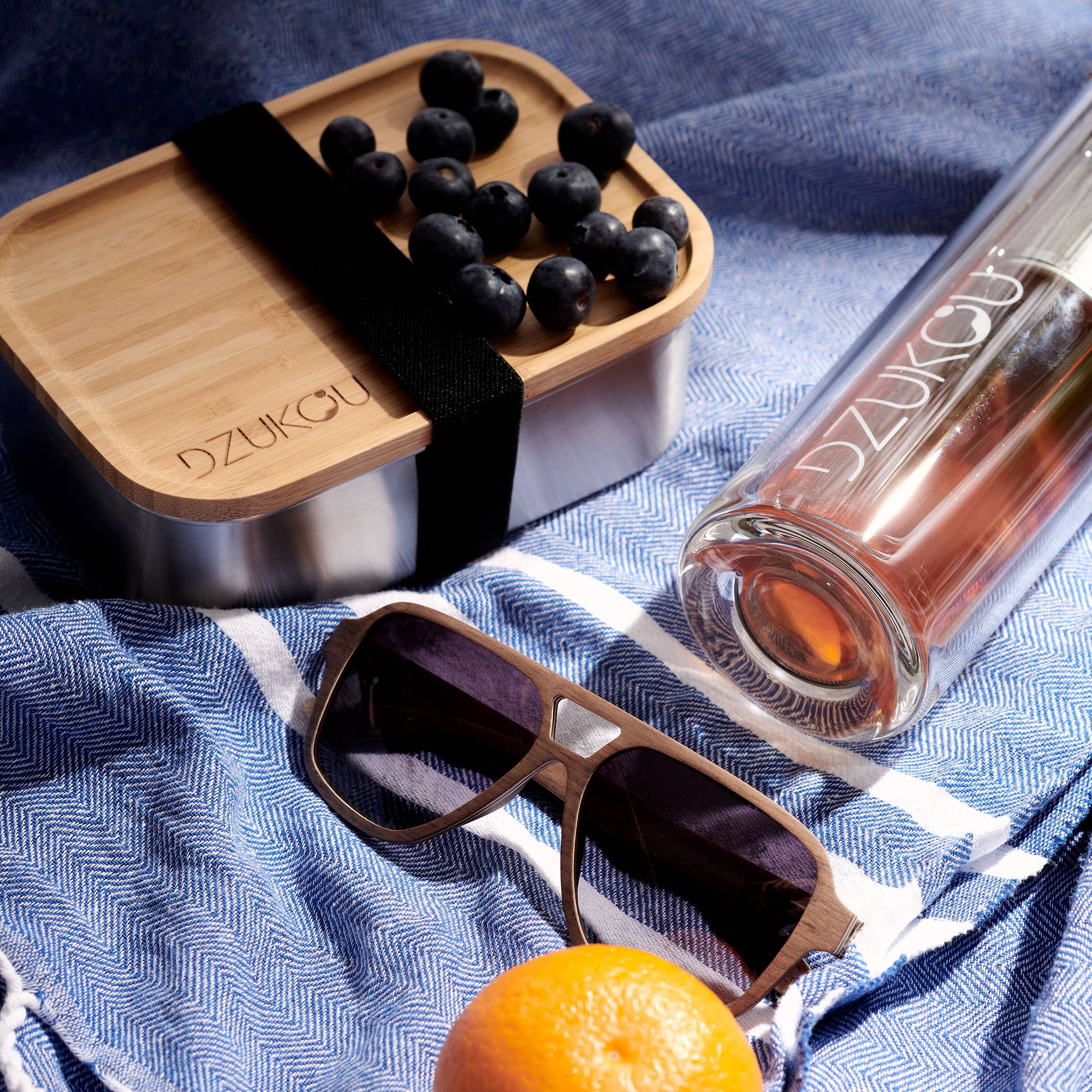 Dzukou B.V. – Engroshandel Solbriller - Herre – Dzukou Oblique - træsolbriller til mænd med korketui9