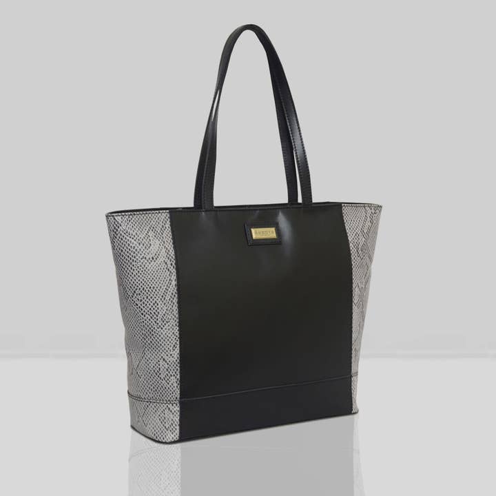 Sac de créateur en cuir véritable imprimé serpent « Klara » noir pour la vente par Assots London