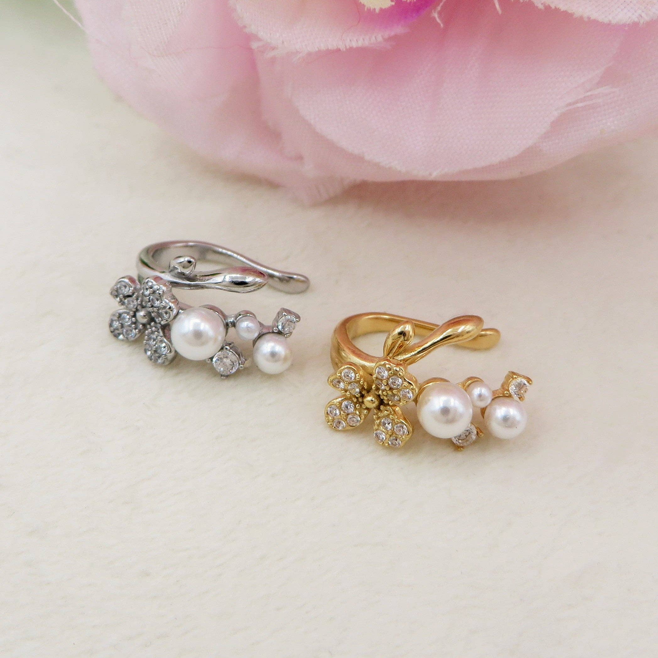 Daemon srls - Vendita all'ingrosso Orecchini ear cuff/ear wrap - AMARYLLIS PEARLS EARCUFF ~ Orecchino in acciaio inossidabile senza buco con fiori, perle e cubic zirconia6