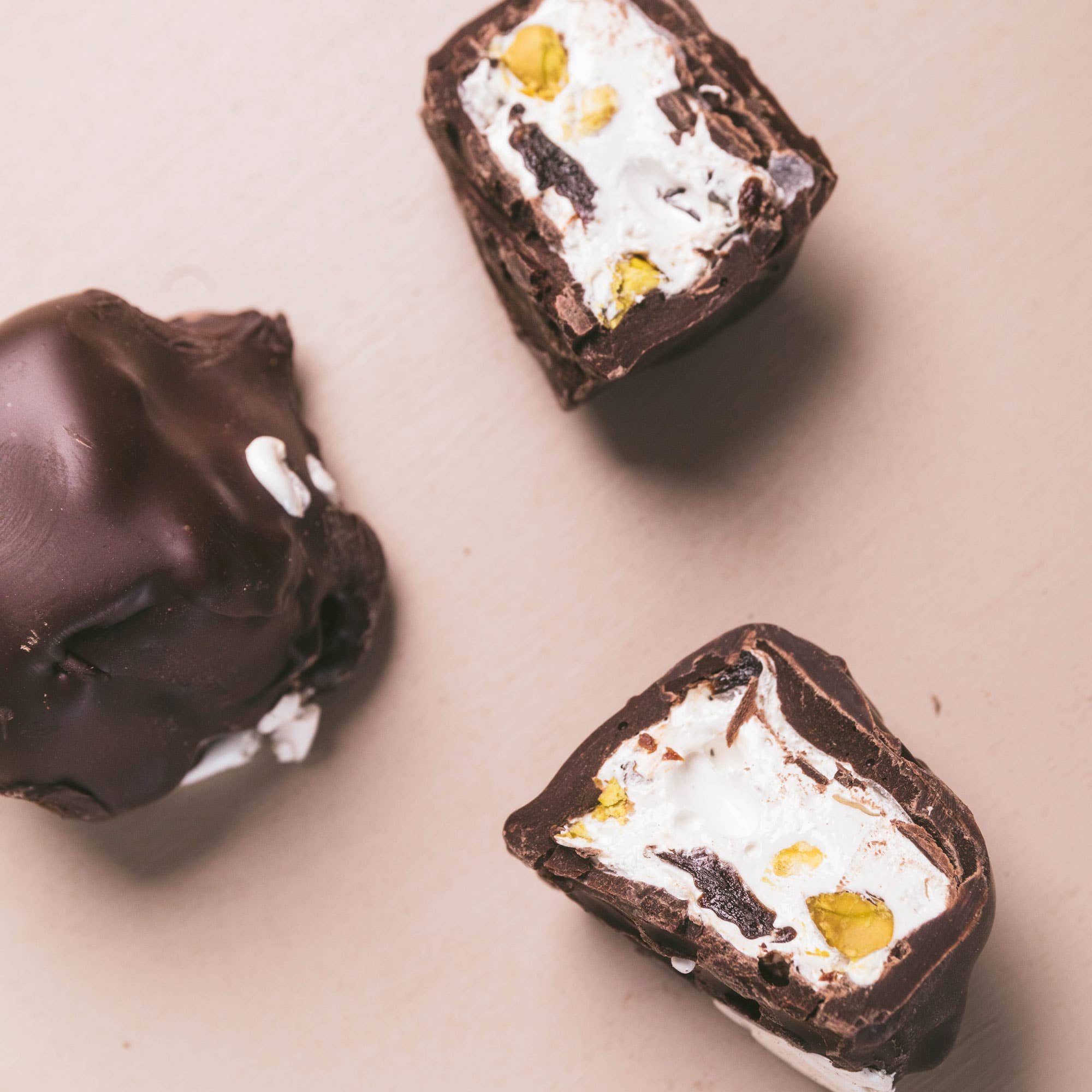 Crow & Moss Chocolate – Doces cobertos de chocolate por atacado – Nougat de Pistáchio e Cereja Coberto de Chocolate1