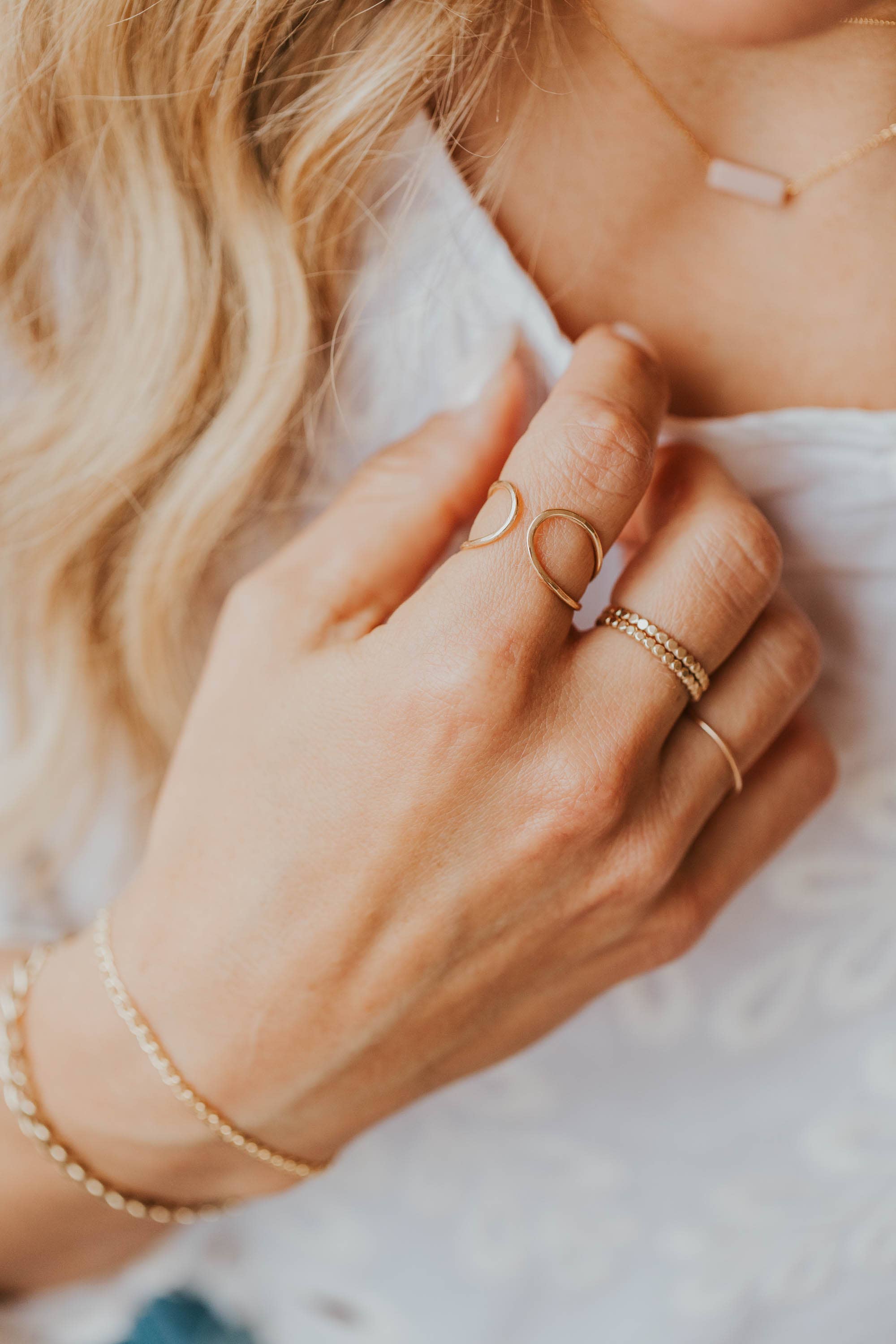 Hello Adorn - Vente Anneau/bague à empiler - Bague Revolve | Remplissage en or 14 carats + argent sterling8