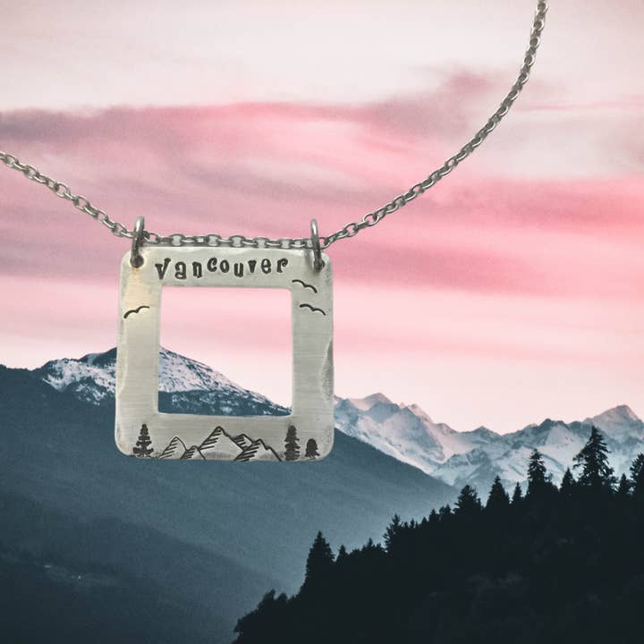 Jamie Haley Designs - Vente Colliers à pendentif - Collier « Window to Your Town » personnalisable en couleur argent3