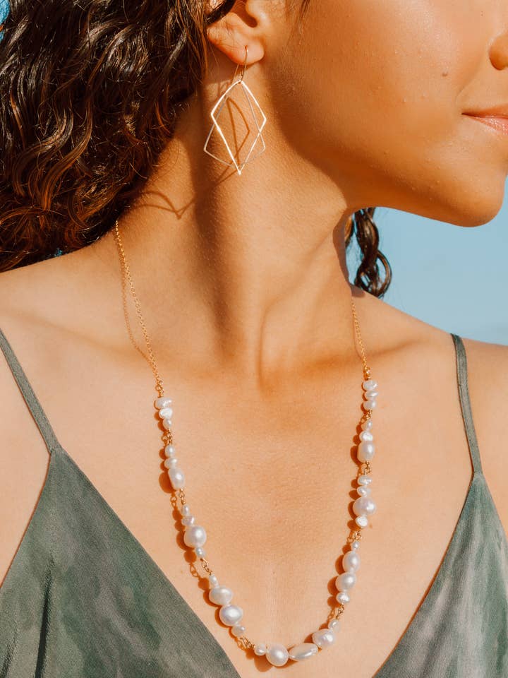 Collier Aphrodite | Perles d'eau douce sur or rempli 14K pour la beauté et l'amour pour la vente par Think Unique