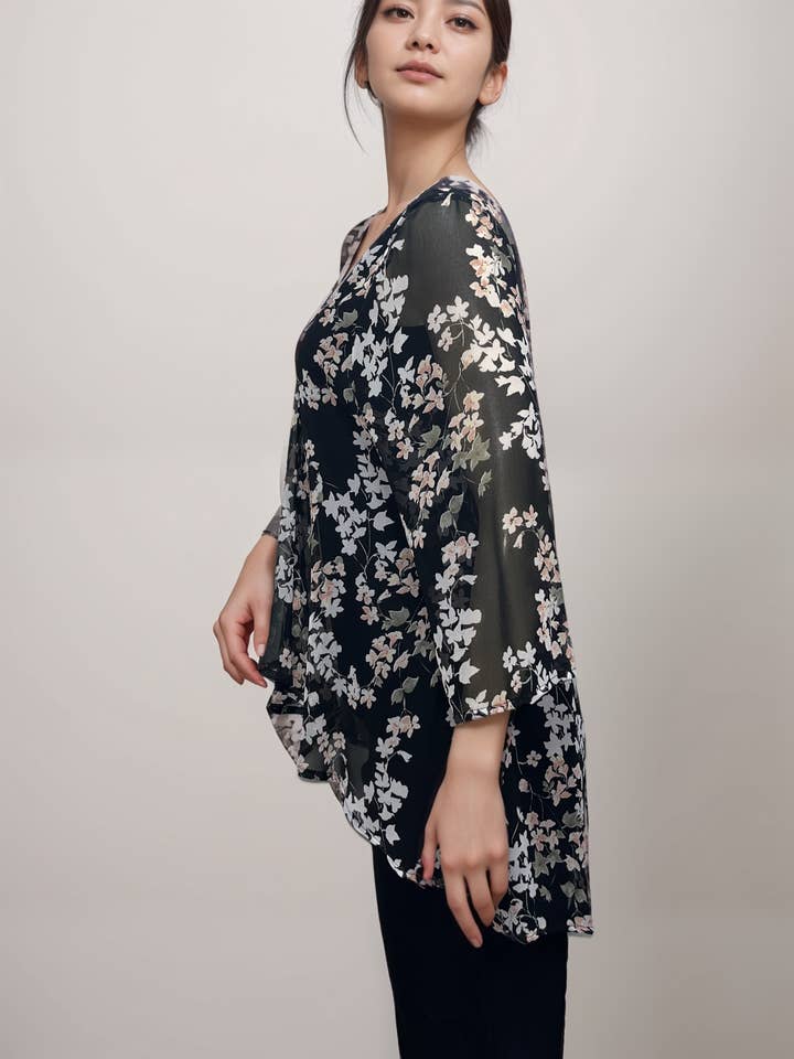 Casual & Co. – wholesale Kofta - Dam – Blommig Genomskinlig Kofta - Svart med Mjuka Pastellblommor