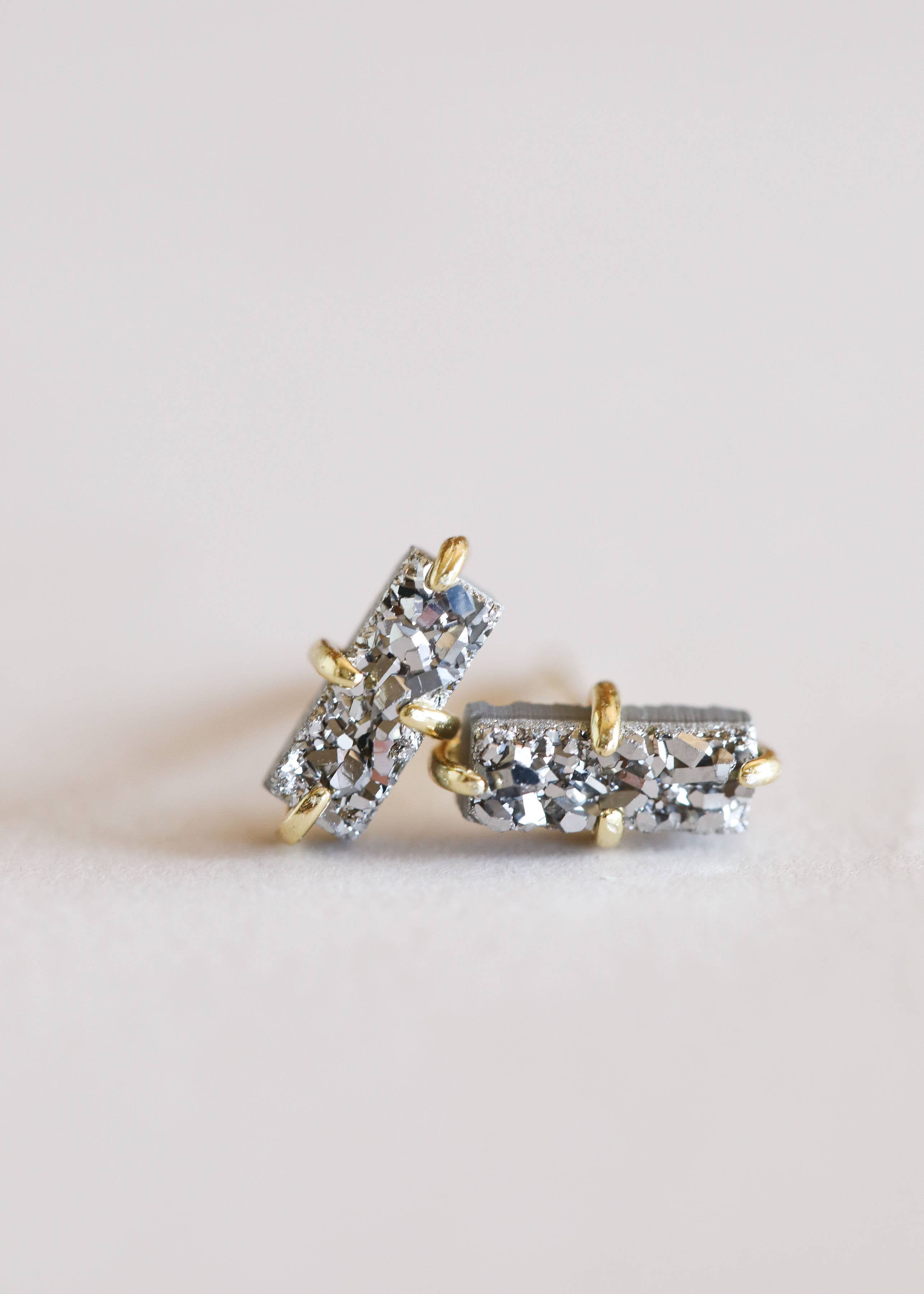 JaxKelly - Venta al por mayor Pendientes de botón/aretes de poste - Pendientes Druzy Bar de plata y oro1