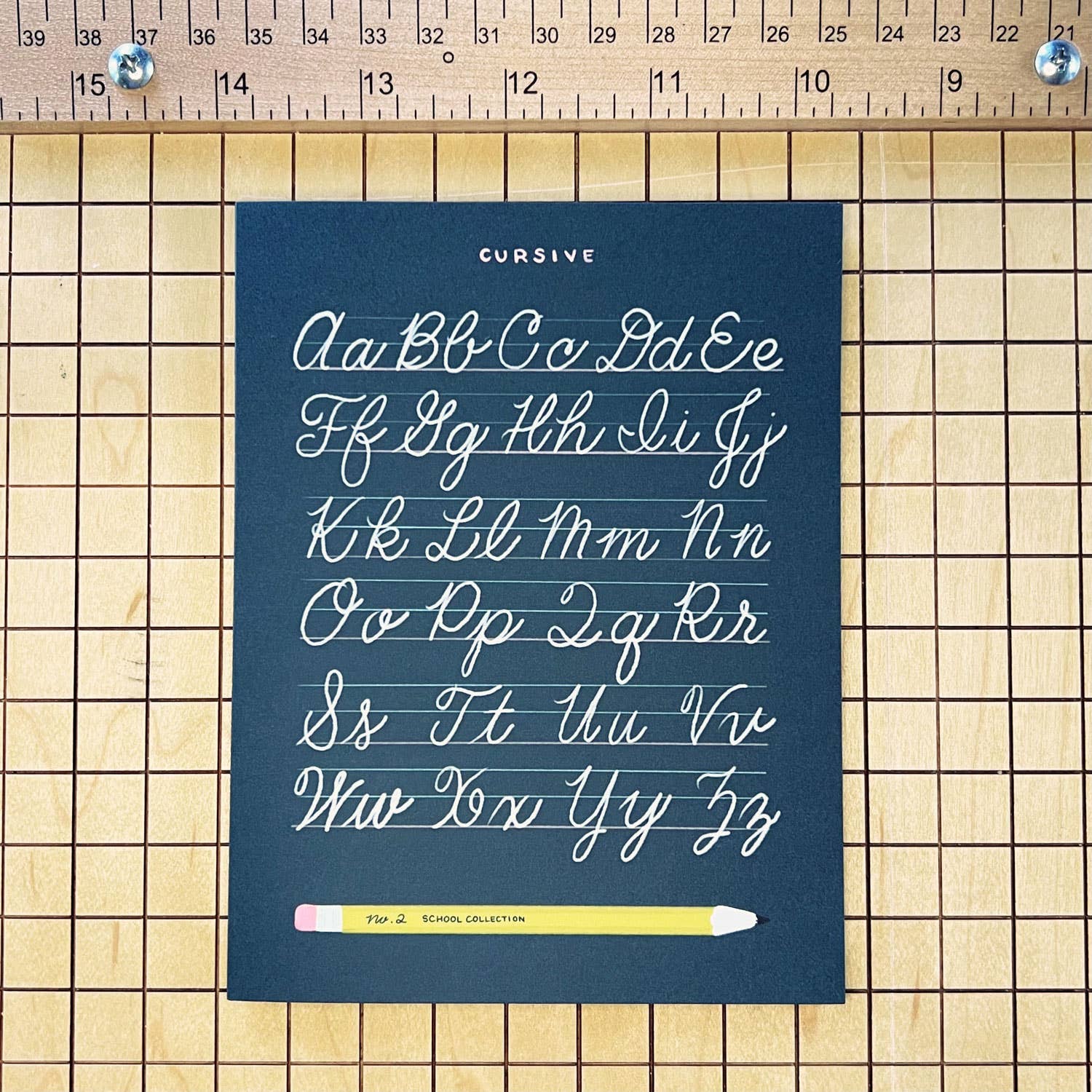 Faye & Co - Wholesale Gewone wenskaart - Cursief alfabet met potloodwenskaart1