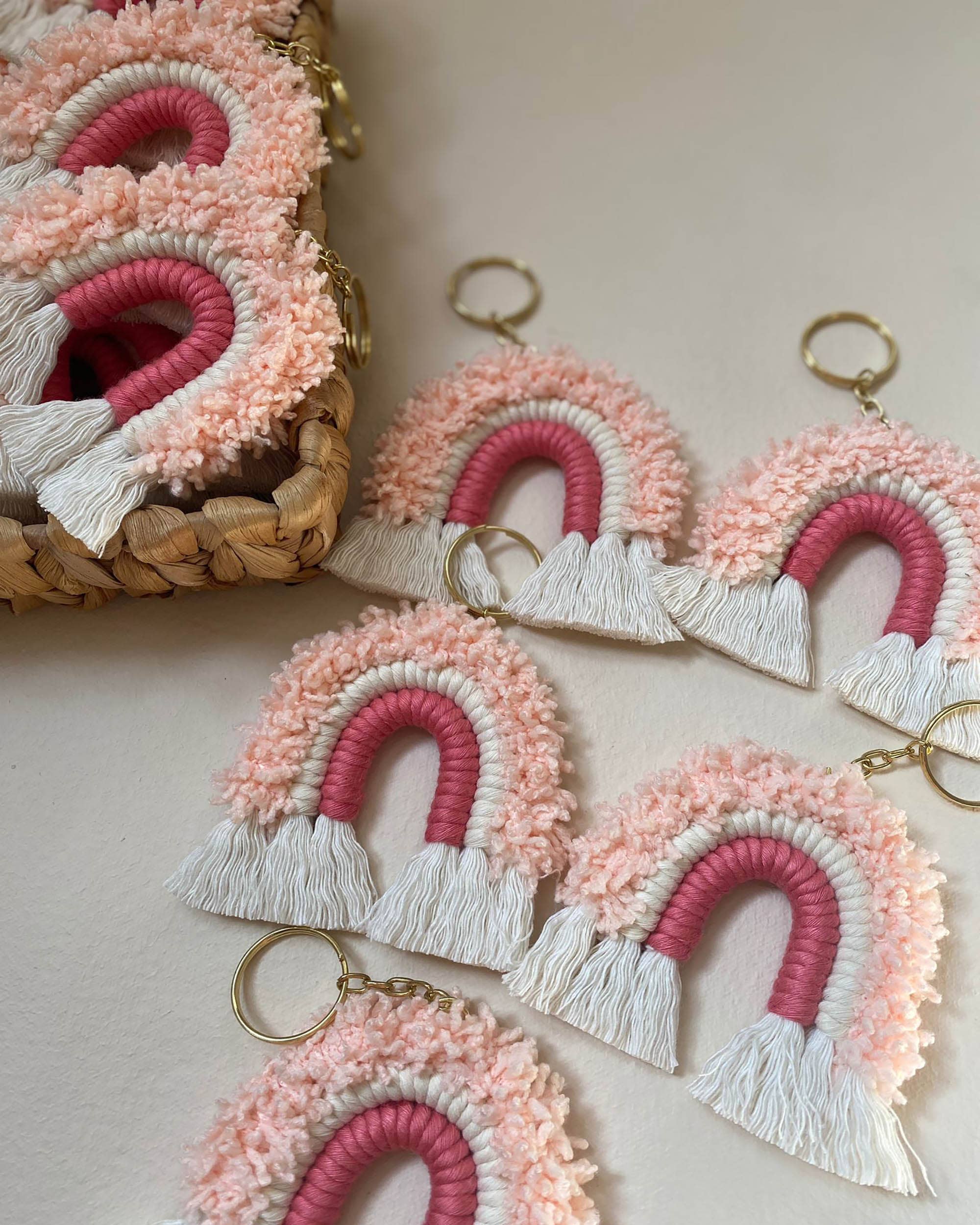 Uniq Favors – wholesale Nyckelringar - Dam – Rosa regnbågsformad makraményckelring i bohemisk stil8