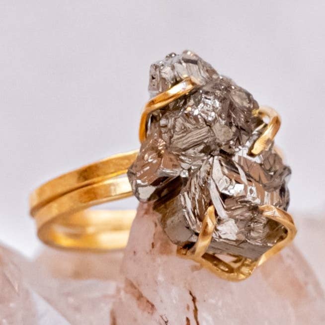 Großer Ring aus rohem Pyrit — 18 Karat vergoldet für den Großhandel von Byart