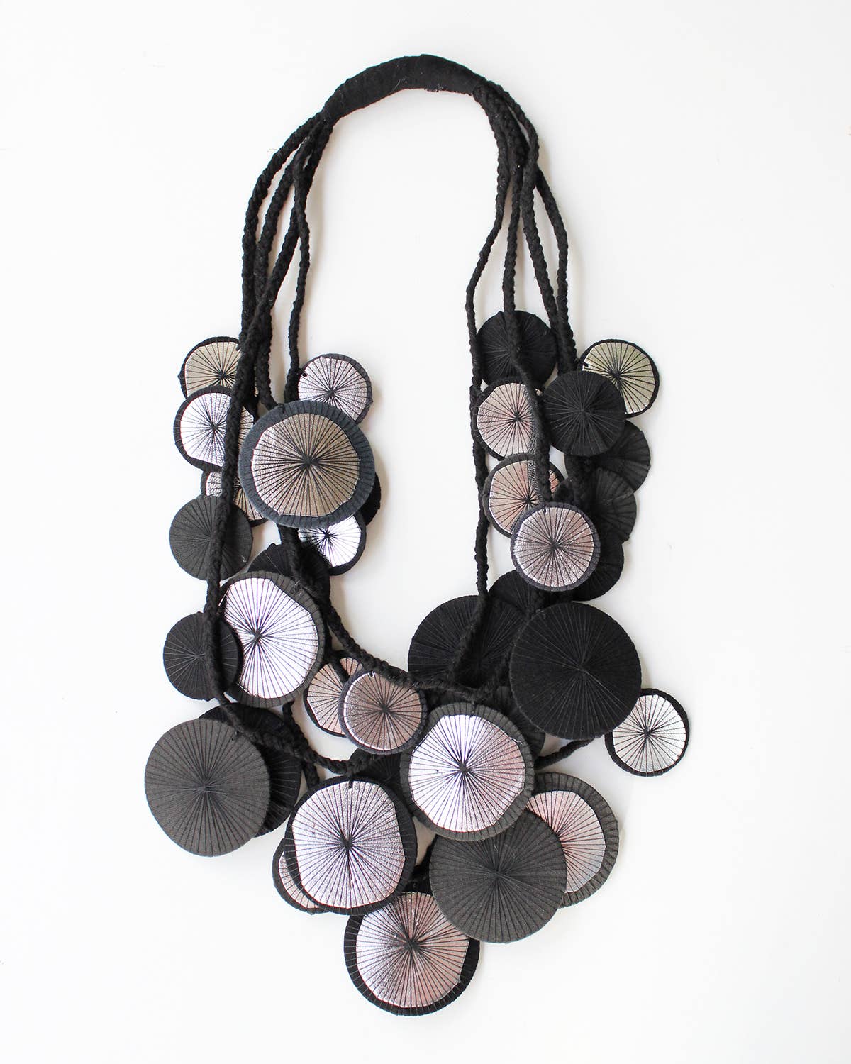 Beyond Threads - Vente Colliers plastrons - Collier artisanal Platillos en textile recyclé2