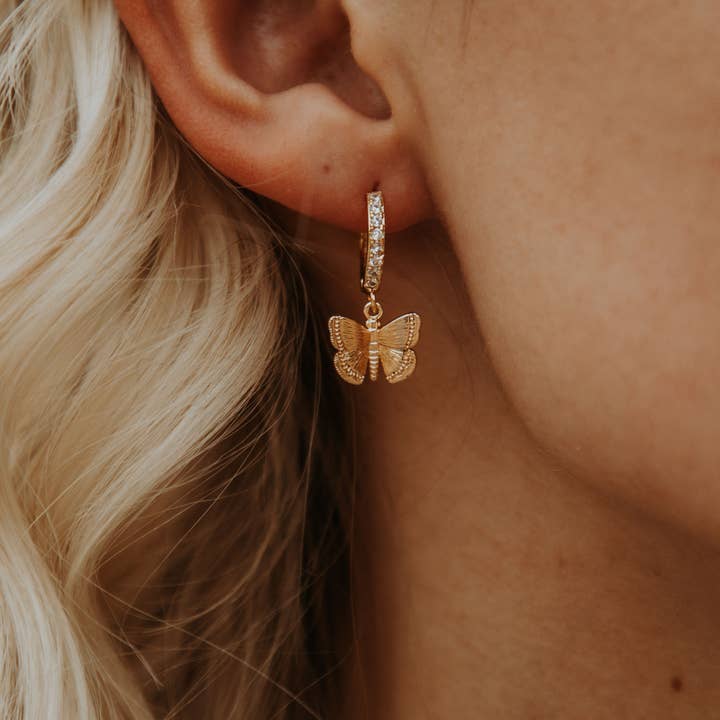 Orecchini a cerchio Butterfly Diamond CZ Huggie in oro o argento per la vendita all'ingrosso da parte di A Worthy Brand