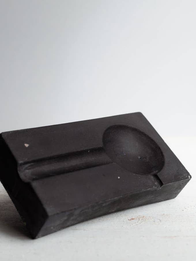 Cendrier en béton ou repose-cuillère pour la vente par Queen City Crete