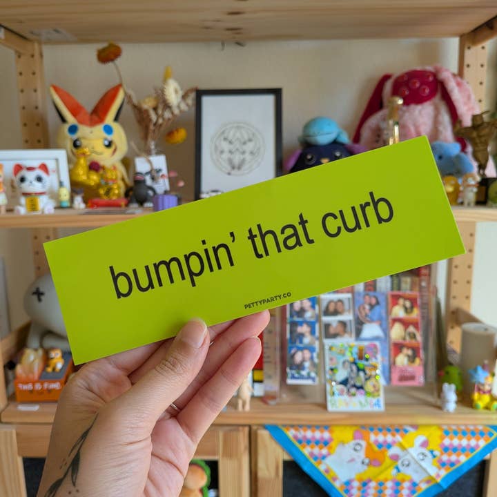 Autocollant Pare-chocs Qui Heurte Ce Trottoir pour la vente par Petty Party