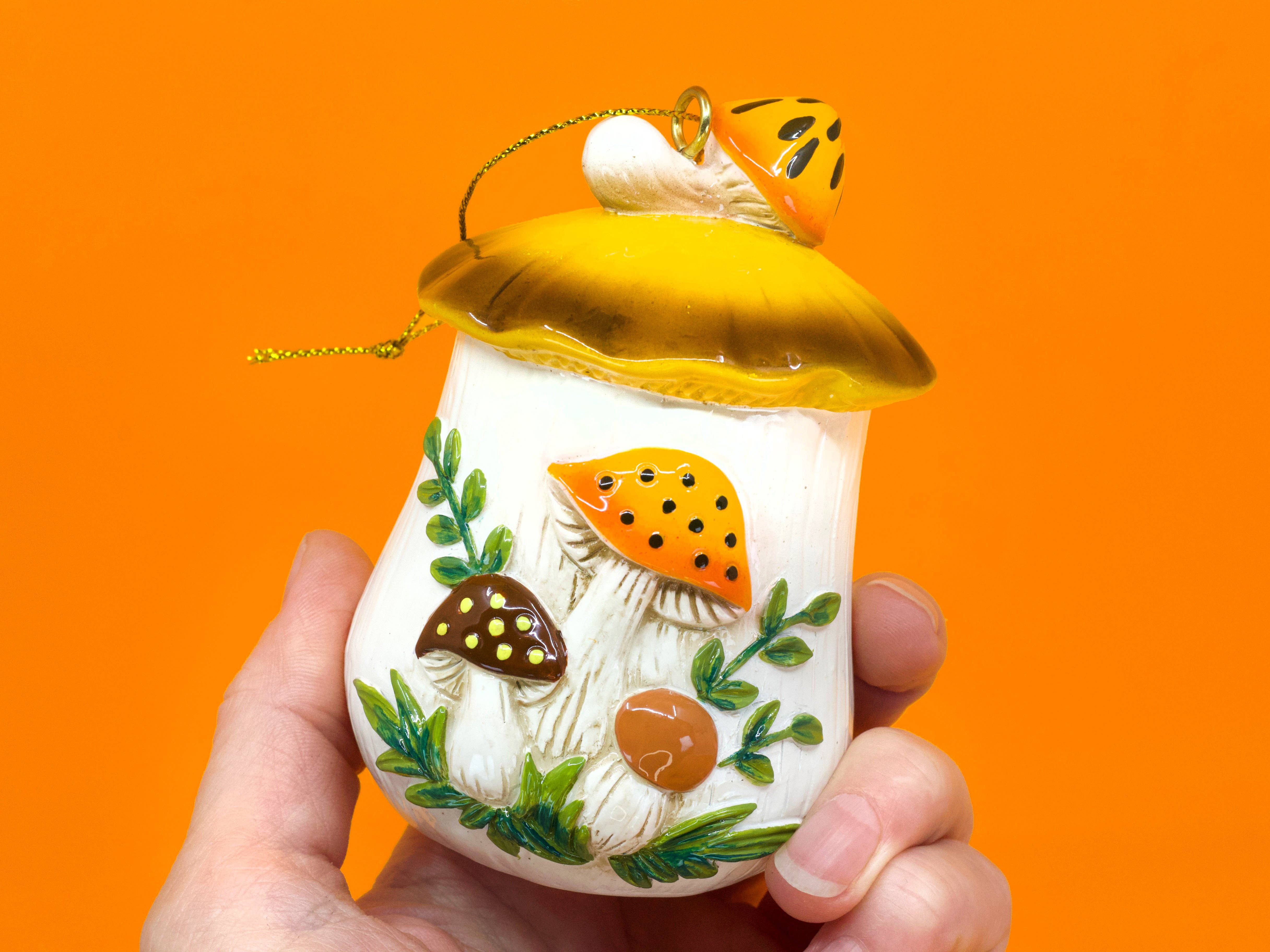 Twinkltoast - Vendita all'ingrosso Decorazione - Ornamento di Natale dipinto a mano ispirato ai funghi allegri anni '70 – Decorazione retrò per cucina1