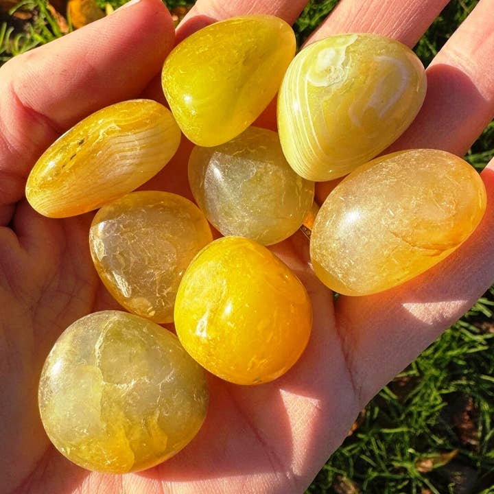 Gul agat tumlad 2-3 cm bandad agat polerade ädelstenar Storbritannien för wholesale av Elf Kendal Hippies