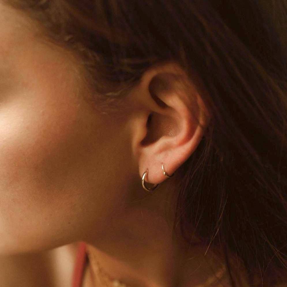 Ofina Jewelry - Vente Petits anneaux - Cerceau Huggie en or massif 10 carats6