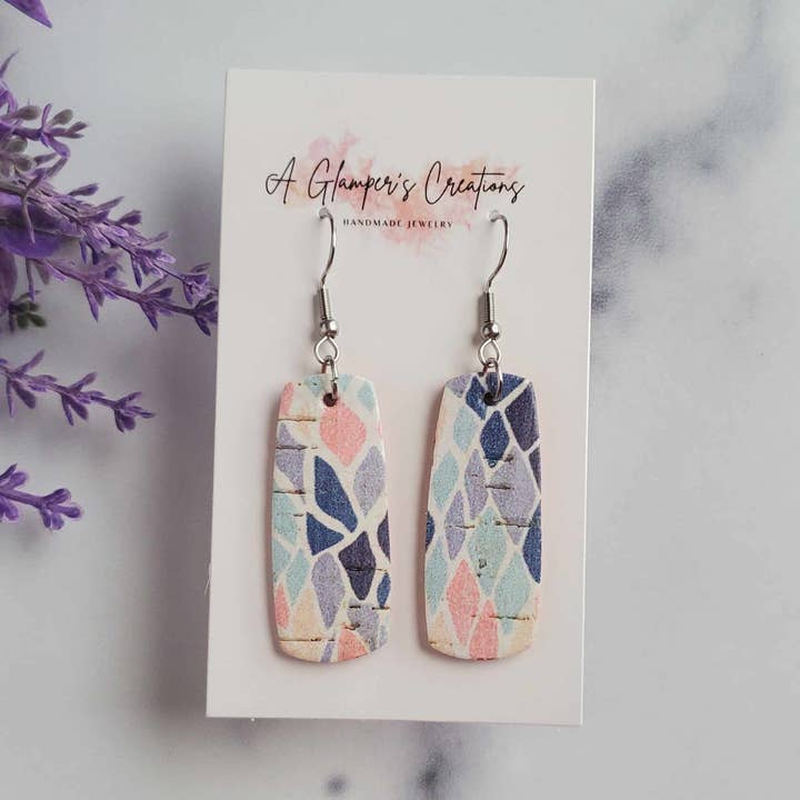 Zomerse leren minibar-oorbellen met glas-in-loodprint voor wholesale door A Glamper's Creations LLC