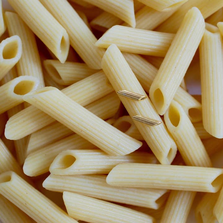 Delicacies Jewelry - Vente Clous d'oreille - Boucles d'oreilles Penne Pasta plaquées or jaune par Delicacies Jewelry - Chaque achat aide à lutter contre la faim ! (Cadeau gourmand, bijoux alimentaires, cadeau pour elle)3