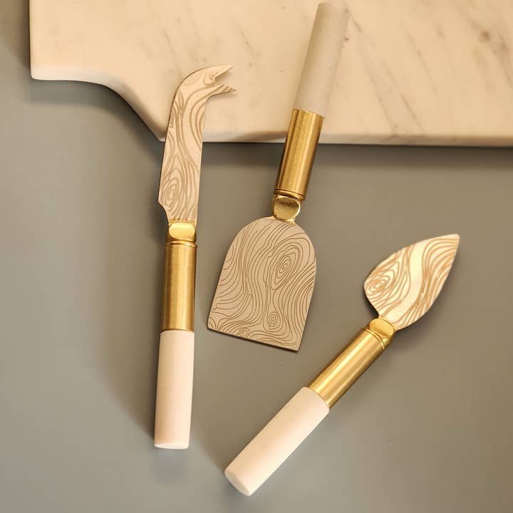 Gibb & Daan - Vendita all'ingrosso Coltello da formaggio - Manici in marmo bianco e ottone, set di coltelli da formaggio incisi6