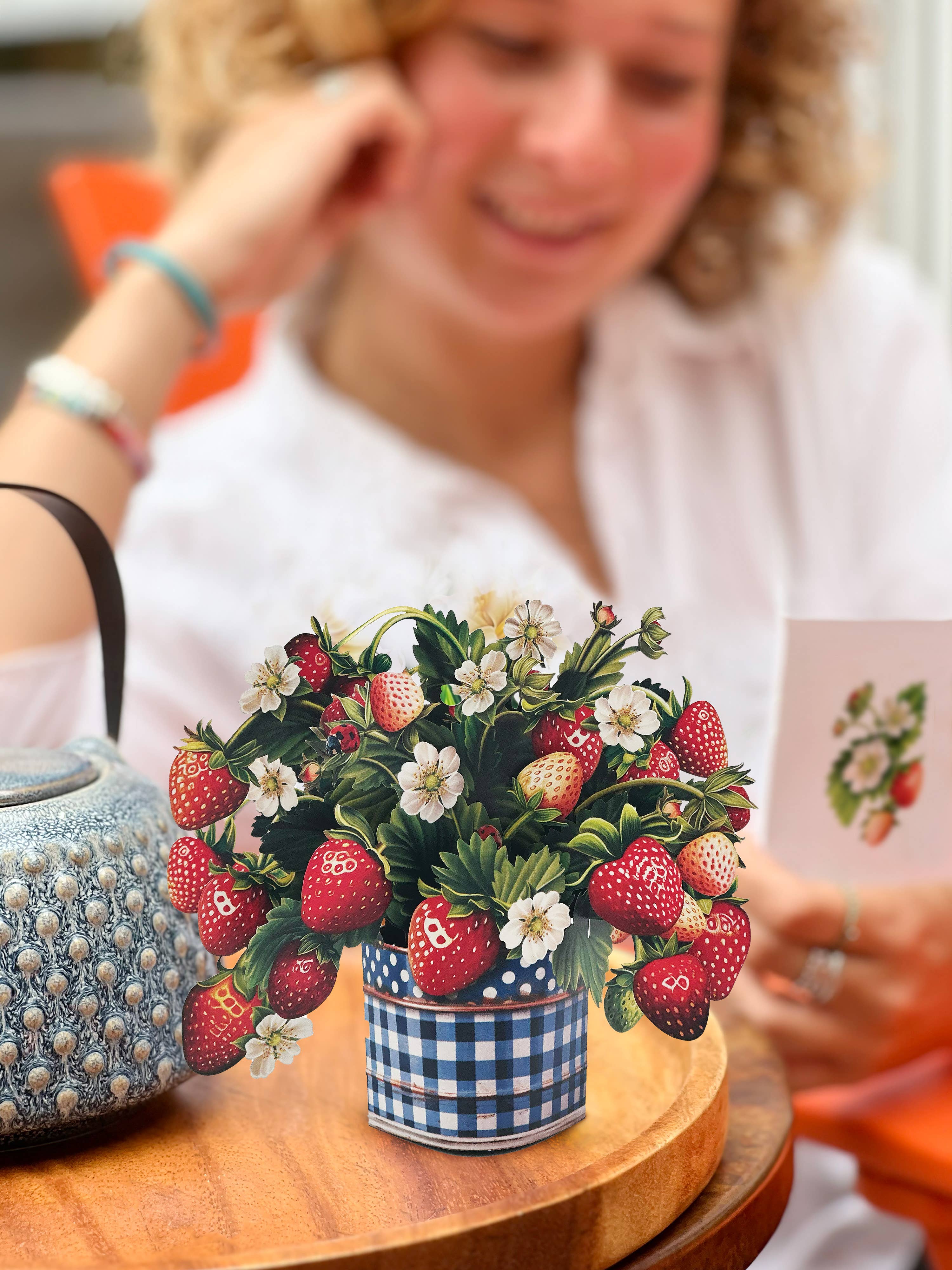 FreshCut Paper LLC – Engroshandel Hverdagshilsen kort – Mini Jordbærblomst (10 Mini Pop-up Hilsningskort)2