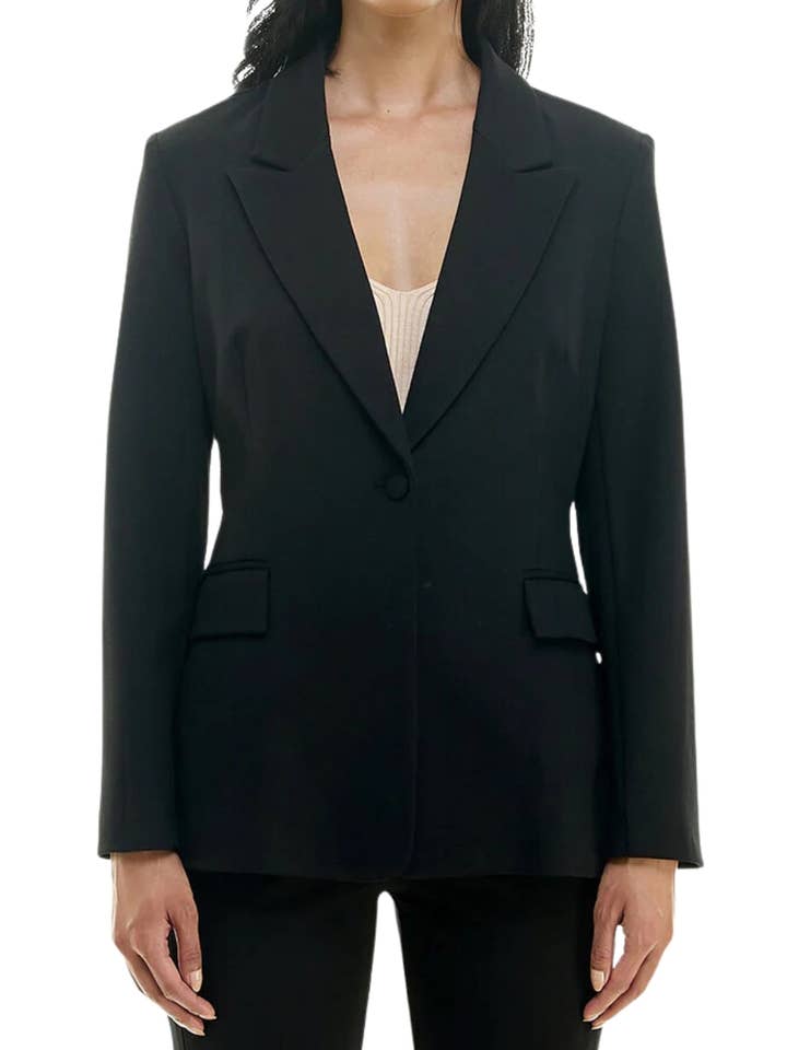 Blazer Nicole Miller con solapa de pico, dos botones, solapas de bolsillo delanteras y detalle de encaje en la espalda. para venta al por mayor de Immediate Apparel