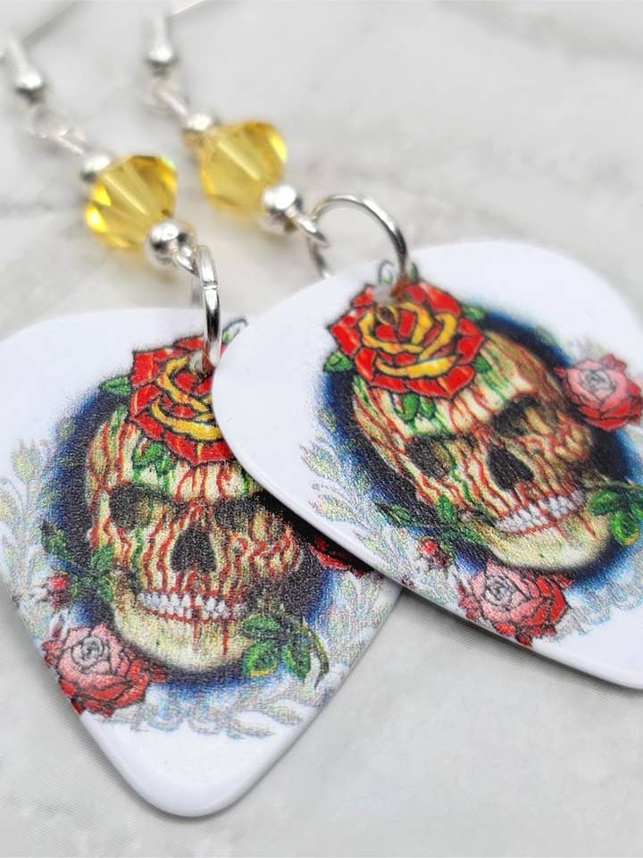 Boucles d'oreilles à médiator Skull and Roses avec cristaux Swarov jaune pâle pour la vente par Simply Raevyn