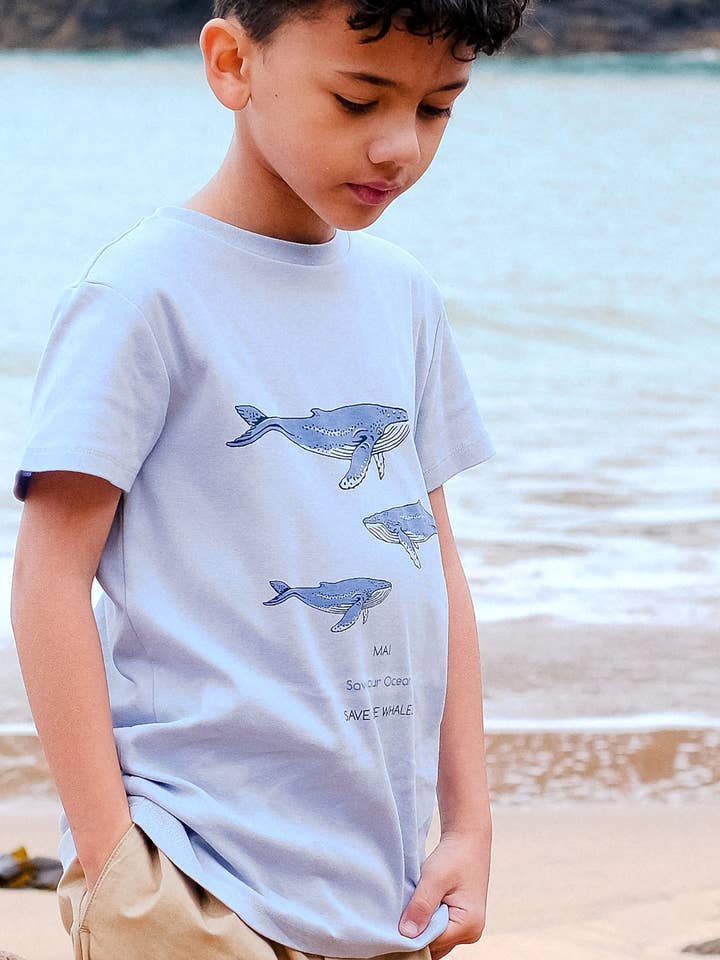 T-shirt en coton biologique Baleine bleue pour la vente par MAI Clothing