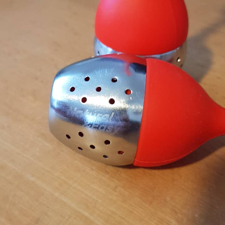 Natural'sace - Wholesale Theevergiet/infuser - Roestvrijstalen en siliconen thee-infuser (model nr. 1) met gravure1