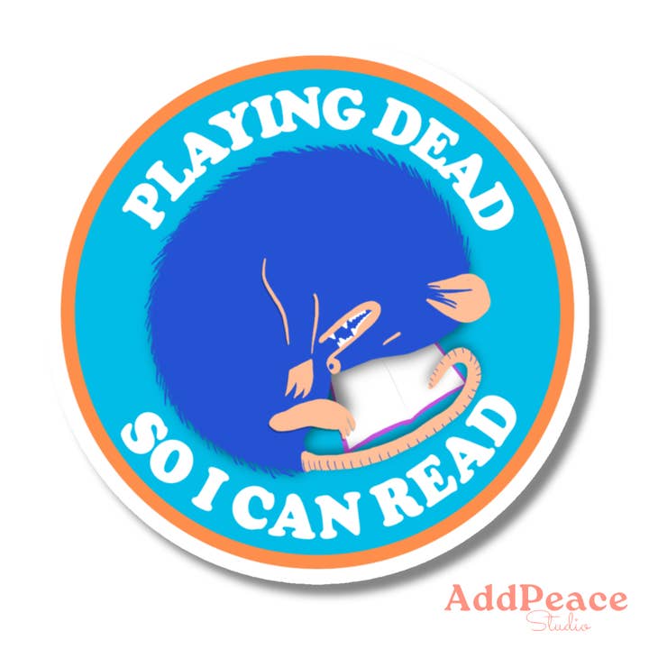 Doen alsof ik dood ben zodat ik een boek over buidelratten kan lezen Humoristische sticker voor boekenliefhebbers voor wholesale door AddPeace Studio