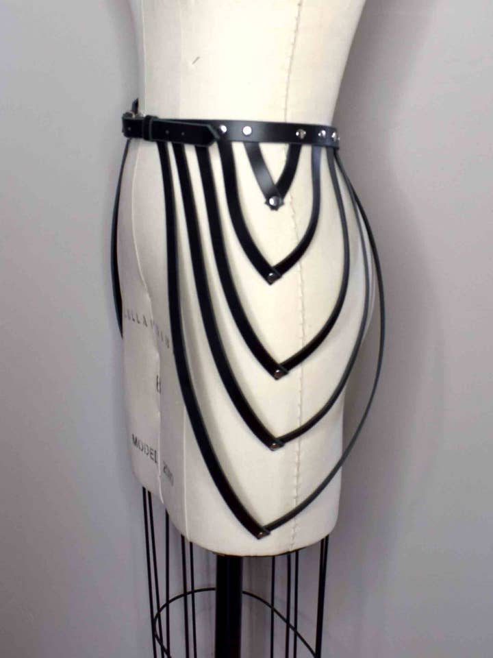 Ceinture en cuir drapé à lanières Sonya pour la vente par Love Lorn Lingerie